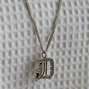 Collar con colgante Letras D para hombre elaborado en plata de ley 925 estilo biker