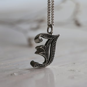 Collar colgante Letras J para hombre fabricado en plata de ley 925 estilo rocker