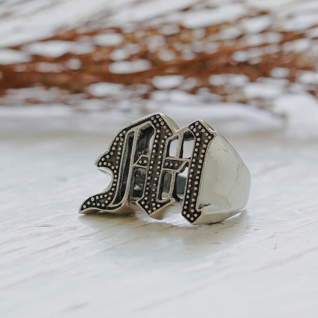 セレブ愛用【THE M JEWELERS】THE OLD ENGLISH YEARリング The Old English Square Signet Ring | The M Jewelers