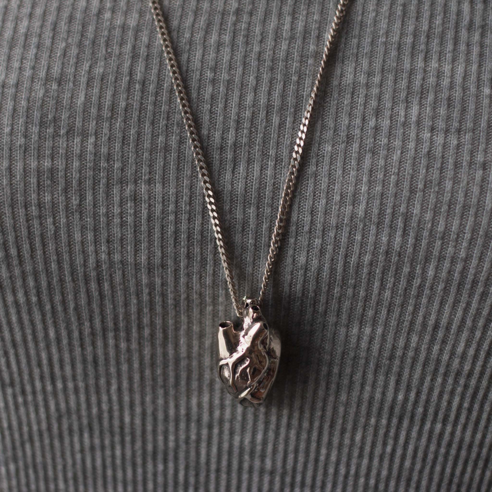 Collar colgante corazón humano para unisex hecho de plata de Etsy