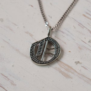 Collana con pendente alfabeto O da uomo realizzata in argento sterling 925 in stile gotico