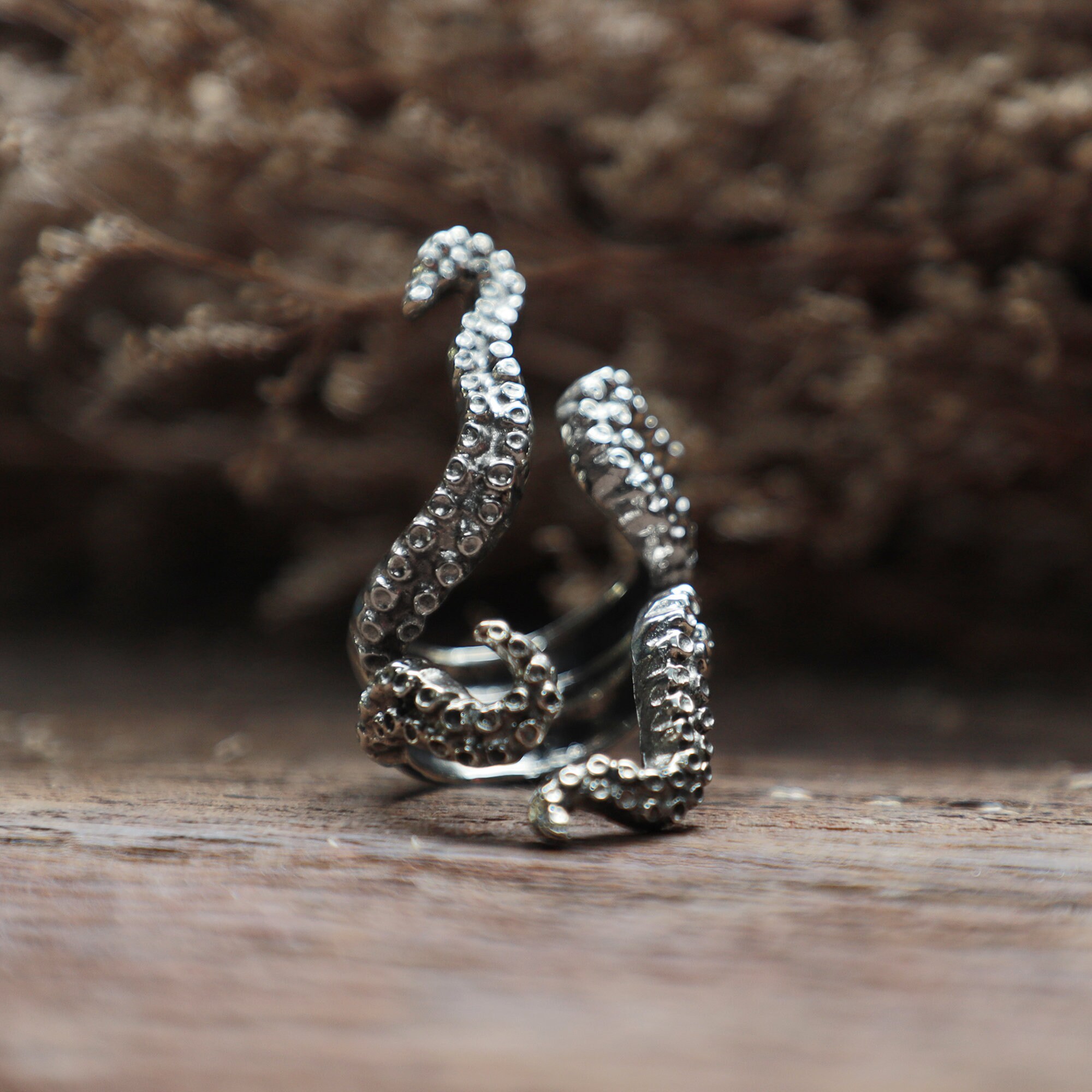 Anello con tentacolo di polpo in argento sterling ossidato Anello con tentacolo di polpo in argento sterling ossidato