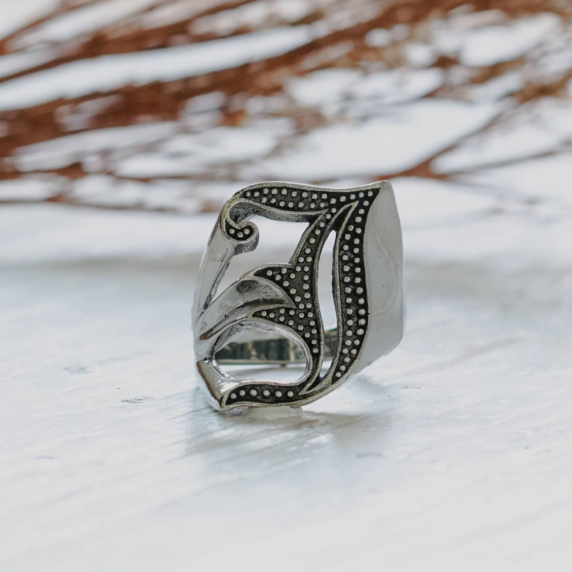 Anillos con la letra j sale