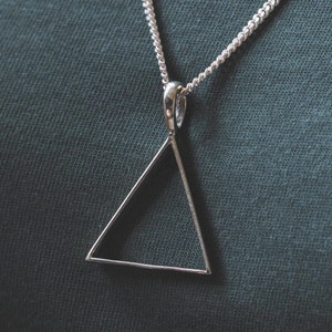 triangle pendant necklace for unisex made of sterling silver 925 minimal style