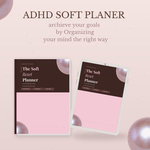 Könnte beinhalten: Zwei Planer, einer als physisches Buch und der andere als Tablet, werden vor einem weichen rosa Hintergrund angezeigt. Der Text "ADHD SOFT PLANER" steht oben, mit dem Slogan "erreichen Sie Ihre Ziele, indem Sie Ihren Geist richtig organisieren". Beide Planer tragen die Aufschrift "The Soft Reset Planner".