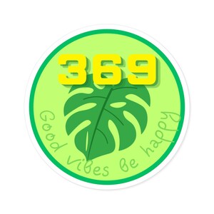 Può includere: Un adesivo rotondo con sfondo verde e bordo bianco. L'adesivo presenta una foglia di monstera verde e i numeri gialli "369". Le parole "Good vibes be happy" sono scritte attorno al bordo dell'adesivo.