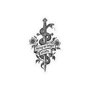 Pode incluir: Um adesivo em preto e branco com uma espada vertical entrelaçada por uma cobra. Uma faixa drapeada sobre a lâmina exibe o texto 'mercy no longer exists.' O design é ladeado por duas flores com folhas em ambos os lados.