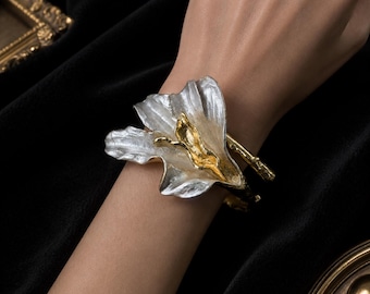 Pulsera tipo brazalete floral llamativa, brazalete blanco con flores en tono dorado, pulsera botánica escultural, elegante regalo de joyería para invitadas de boda.