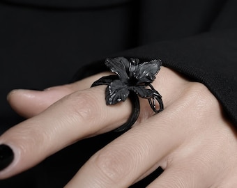 Anillo Black Lily, joyería floral ajustable de estilo gótico botánico.