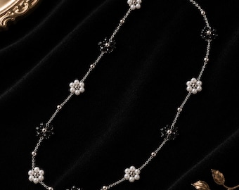 Collar con cuentas de flores blancas y negras, cadena floral de perlas de imitación, gargantilla tono plateado