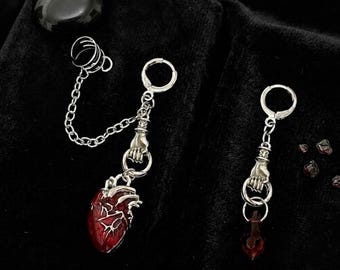 Conjunto de pendientes de aro con forma de corazón anatómico gótico, aro colgante rojo y joyería punk en tono plateado.