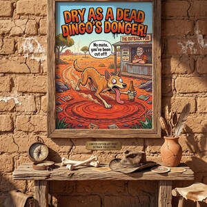 Peut inclure: Une affiche encadrée avec le texte "DRY AS A DEAD DINGO'S DONGER!" présente un dingo de dessin animé avec une bouteille de bière. Le pub Outback est en arrière-plan. L'impression fait partie de la collection Outback.
