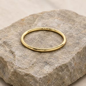 Vigselring i 18 karat massivt guld, elegant stapelring (2 mm)