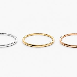 Vigselring i 18 karat massivt guld, elegant stapelring (1,2 mm)