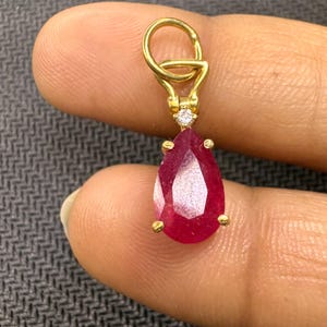 18kt guldpäronrubin diamantberlock-hänge, handgjort halsband med äkta ädelstenar