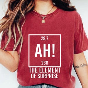 Peut inclure: Une tasse en céramique blanche avec une anse noire et le texte "But First, Coffee" en noir, dans une police manuscrite. La tasse est posée sur une surface blanche.