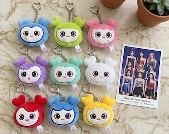 Llavero LOVELY de la sexta gira mundial de Twice en Incheon: colgante de peluche de 8 cm para bolso con Jihyo (amarillo), Nayeon (azul), Momo (rosa) y todas las integrantes.