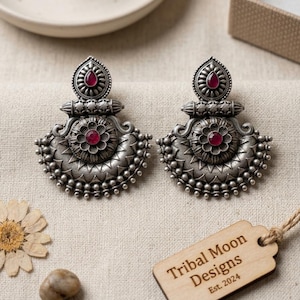 Oxidierte Silber Tribal Ohrringe mit Rubinstein | Handgemachter Boho Statement Schmuck