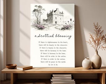 Puede incluir: Una impresión en lienzo enmarcada con una ilustración en acuarela de un castillo y un paisaje escocés. El texto "a Scottish blessing" está encima de un poema sobre la rectitud, la belleza, la armonía y la paz. La impresión se exhibe en un banco de madera.