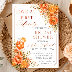 Könnte beinhalten: Einladungskarte zur Brautparty mit orangefarbenen und floralen Akzenten. Der Text lautet "Love at First Spritz" und enthält Details zur Veranstaltung. Das Design zeigt eine Aquarellillustration eines Orangencocktails.