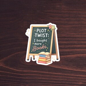 Plot Twist Jag köpte fler böcker-klistermärke | Svarta tavlan Bookstack Kiss-Cut-klistermärke