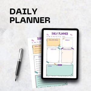 以下が含まれることがあります： 「Daily Planner」のレイアウトが表示されたデジタルタブレットと2枚の紙。タブレットには、目標、タスク、予定、メモのセクションが表示されます。銀と黒のペンが左側にあります。「Daily Planner」というテキストが上部にあります。