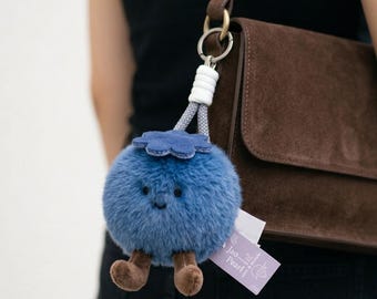 Juego de 2 llaveros de peluche de arándanos a juego: adornos peludos para bolsos, ideales para parejas.