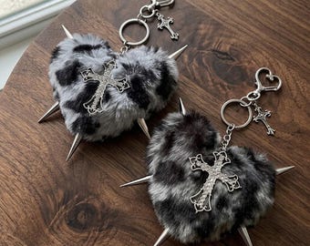 Llavero de peluche punk gótico con forma de corazón, colgante de bolso de piel sintética con pinchos, cruz, diamantes de imitación, accesorio de estrella, estética grunge alternativa, emo, joyería oscura y coqueta, regalo