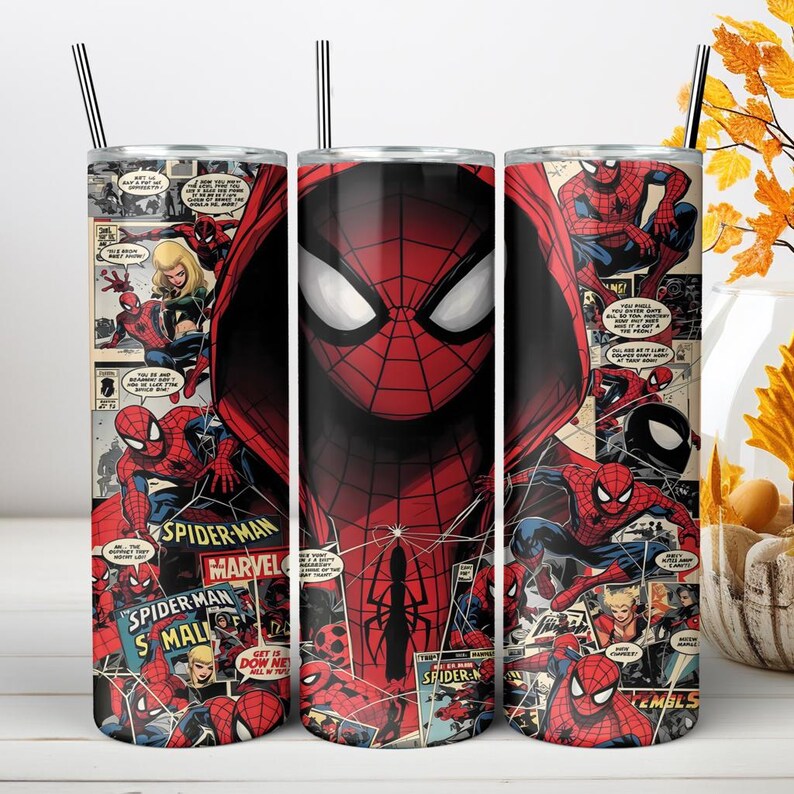 Puede incluir: Un vaso cil&iacute;ndrico de acero inoxidable con un estampado de collage de c&oacute;mics de Spider-Man en rojo y azul, que incluye varios paneles de acci&oacute;n, globos de texto y un gr&aacute;fico central grande de la m&aacute;scara. Incluye una pajita de metal fina.