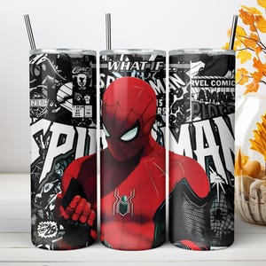 Puede incluir: Un vaso cil&iacute;ndrico de acero inoxidable con un dise&ntilde;o gr&aacute;fico de Spider-Man en traje rojo y negro sobre un fondo de c&oacute;mic en blanco y negro con texto que incluye WHAT IF y SPIDER-MAN, rematado con una pajita de metal delgada.