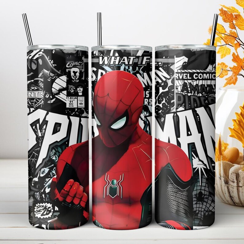 Puede incluir: Un vaso cil&iacute;ndrico de acero inoxidable con un dise&ntilde;o gr&aacute;fico de Spider-Man en traje rojo y negro sobre un fondo de c&oacute;mic en blanco y negro con texto que incluye WHAT IF y SPIDER-MAN, rematado con una pajita de metal delgada.