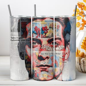 Puede incluir: Un vaso cil&iacute;ndrico con pajita que presenta un collage de paneles de c&oacute;mics antiguos y recortes de peri&oacute;dicos. El dise&ntilde;o incluye ilustraciones de Spider-Man en rojo y azul, junto con textos y elementos gr&aacute;ficos en blanco y negro.