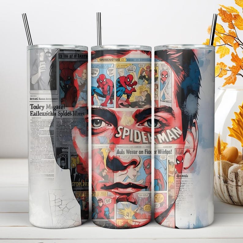 Puede incluir: Un vaso cil&iacute;ndrico con pajita que presenta un collage de paneles de c&oacute;mics antiguos y recortes de peri&oacute;dicos. El dise&ntilde;o incluye ilustraciones de Spider-Man en rojo y azul, junto con textos y elementos gr&aacute;ficos en blanco y negro.