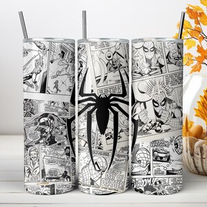 Puede incluir: Un vaso cil&iacute;ndrico de acero inoxidable con un estampado de c&oacute;mic en blanco y negro que muestra varias escenas de acci&oacute;n y un gran emblema de ara&ntilde;a negra. El vaso incluye una tapa transparente y una pajita negra fina en la parte superior.