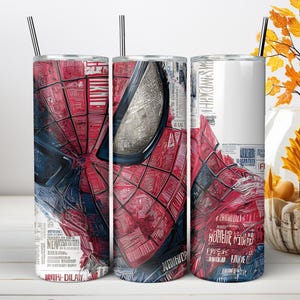 Puede incluir: Tres vasos cil&iacute;ndricos con pajitas de metal que presentan un estampado gr&aacute;fico de una m&aacute;scara de superh&eacute;roe roja y azul con un patr&oacute;n de telara&ntilde;a. El dise&ntilde;o incorpora superposiciones de texto estilo peri&oacute;dico y est&eacute;tica de c&oacute;mic.