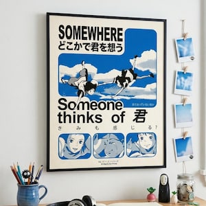 Peut inclure: Une affiche encadrée avec un design bleu et blanc avec le texte "SOMEWHERE" et "Someone thinks of 君". L'œuvre représente deux personnages en l'air et plusieurs portraits de personnages. Une tasse bleue, un casque et un cahier sont sur un bureau en bois.