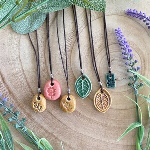Handmade Ceramic Pendant Necklace – Leaf / Flower / Sprig Design bild 4