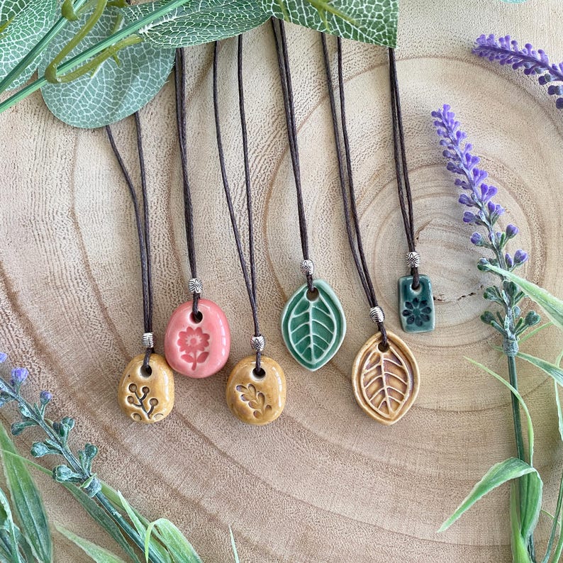 Handmade Ceramic Pendant Necklace – Leaf / Flower / Sprig Design bild 4