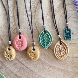 Handmade Ceramic Pendant Necklace – Leaf / Flower / Sprig Design bild 3