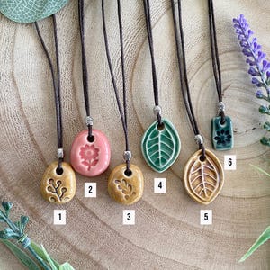 Handmade Ceramic Pendant Necklace – Leaf / Flower / Sprig Design bild 2