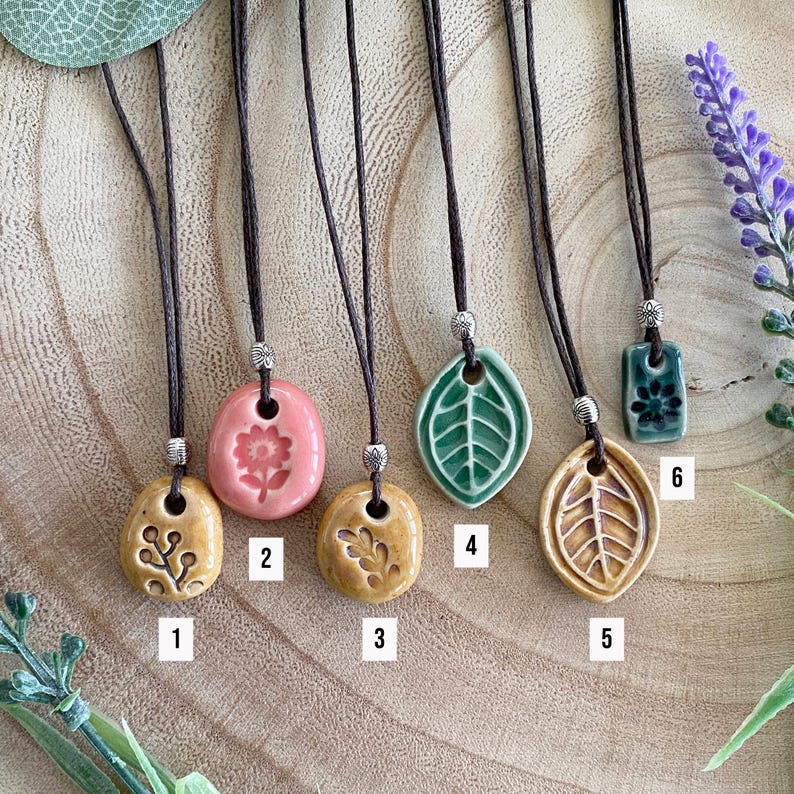 Handmade Ceramic Pendant Necklace – Leaf / Flower / Sprig Design bild 2