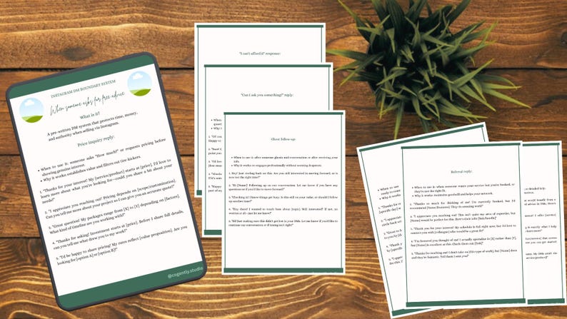 Op de afbeelding: Een digitale tablet toont tekst over Instagram-advies, samen met verschillende afgedrukte pagina's en een kleine plant op een houten oppervlak. De tekst bevat zinnen als "Wanneer iemand om gratis advies vraagt".