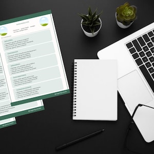 Può includere: Un'impostazione dell'area di lavoro con tre documenti verdi e bianchi, un laptop bianco, un taccuino vuoto, una penna e piccole piante in vaso. I documenti hanno testo e un logo. Il laptop è aperto.