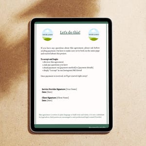 Op de afbeelding: Een digitale tablet met een document met de tekst "Let's do this!" en een groene rand. Het document bevat instructies, handtekeningregels en een logo. De tablet ligt op een lichtbruin oppervlak.