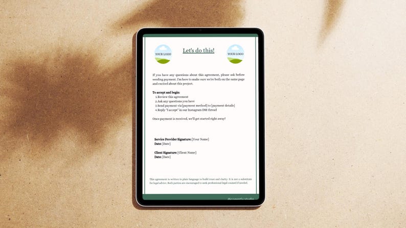 Op de afbeelding: Een digitale tablet met een document met de tekst "Let's do this!" en een groene rand. Het document bevat instructies, handtekeningregels en een logo. De tablet ligt op een lichtbruin oppervlak.