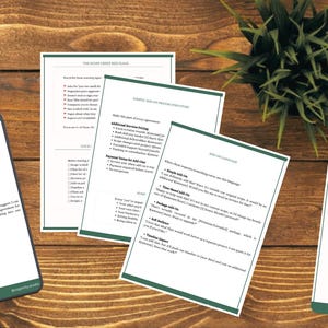 Op de afbeelding: Een set van vier witte bedrukte documenten met donkergroene randen, voorzien van zakelijke sjablonen en tekst waaronder 'Negotiation Notes', 'Sample Add-on Pricing Structure', 'Add-on Language' en 'Your Brand Name' met een logo.