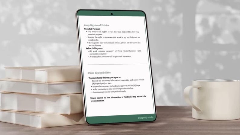 Op de afbeelding: Een smartphone toont een document met informatie over gebruiksrechten en verantwoordelijkheden van de klant. Het staat naast een stapel boeken en een witte mok op een houten oppervlak. Het document bevat de tekst "@prosperity.studio".