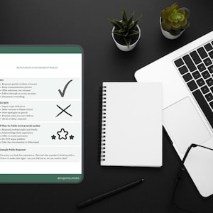 Könnte beinhalten: Draufsicht auf einen Arbeitsplatz mit Laptop, Notizbuch, Stift und Tablet. Das Tablet zeigt Text zu den Regeln für das Kundenengagement. Zwei kleine Topfpflanzen sind ebenfalls zu sehen.