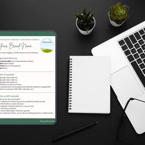 Op de afbeelding: Een werkplek met een laptop, notitieblok, pen en een tablet met een serviceovereenkomst. De tablet heeft een groene rand en de tekst "Your Brand Name". Twee kleine planten in pot zijn ook zichtbaar.