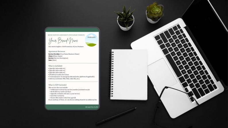 Op de afbeelding: Een werkplek met een laptop, notitieblok, pen en een tablet met een serviceovereenkomst. De tablet heeft een groene rand en de tekst "Your Brand Name". Twee kleine planten in pot zijn ook zichtbaar.